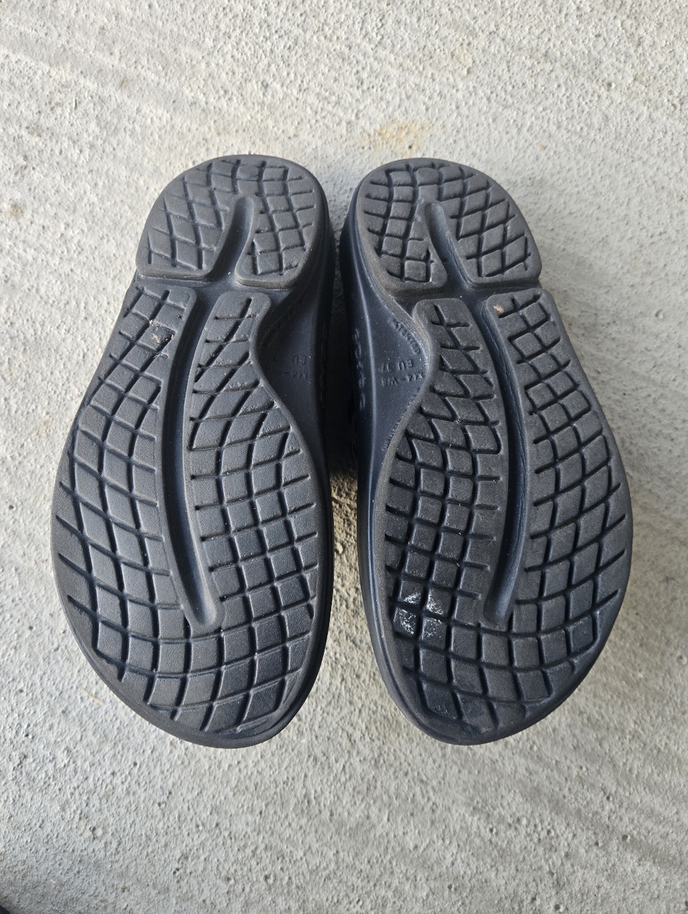 OOFOS Black Footbed with Gold Leopard-Print Strap - Picture 2 of 5
